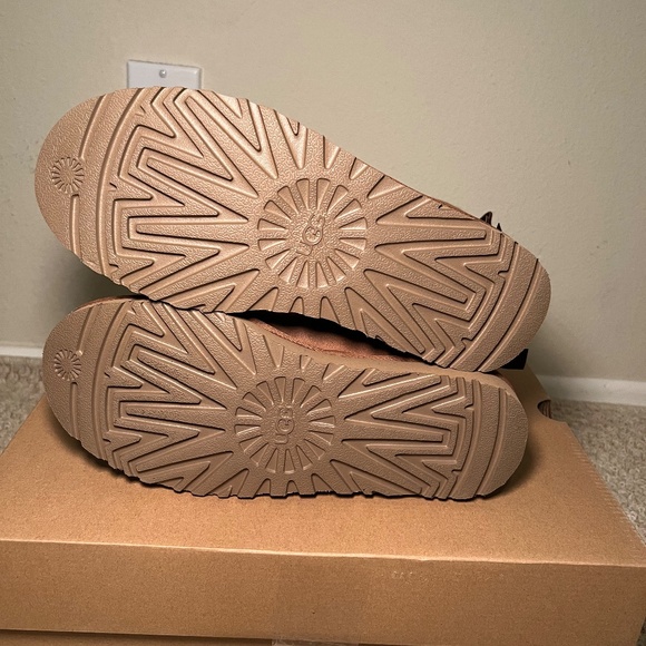 UGG Bailey Bow II Chestnut Boots • Like New • With Box - Picture 4 of 6